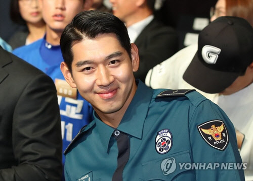 이대은(경찰청)이 10일 오후 서울 중구 웨스틴조선 호텔에서 열린 '2019 KBO 2차 신인 드래프트' 시작에 앞서 미소 짓고 있다. <연합뉴스>